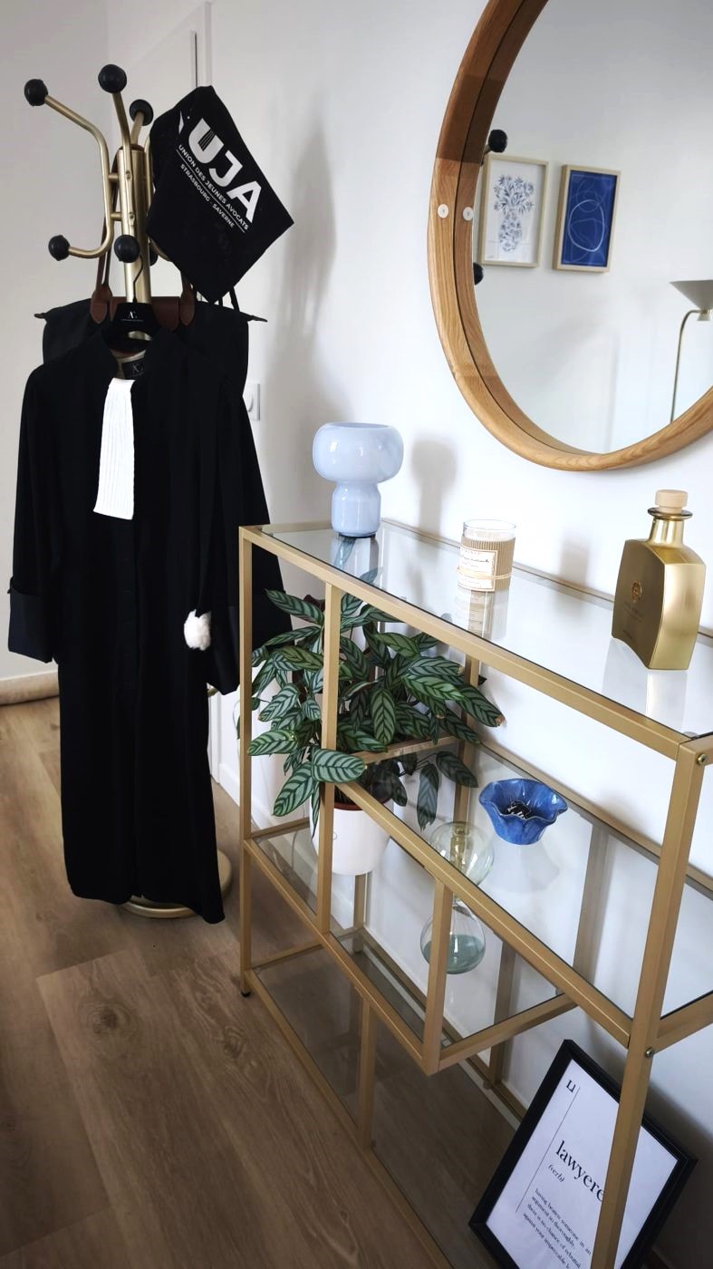 La robe d'avocat au cabinet